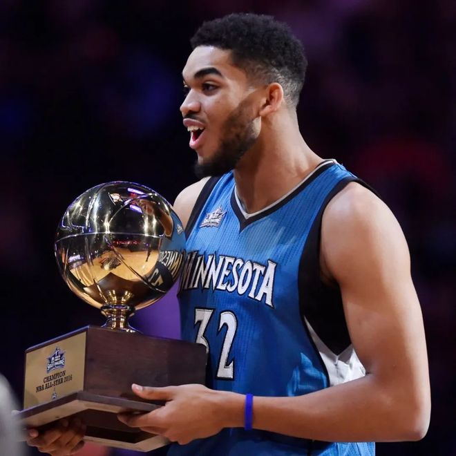 包含全明星赛倒计时，明尼苏达森林狼清晨远射贴柱，细节引发关注，压力陡增，临场指挥获称赞的词条